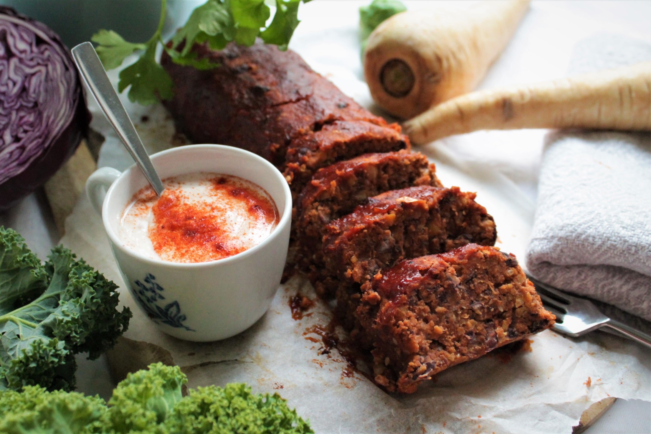 Bean loaf with smoked paprika yoghurt - Climate Friendly Veggie Food