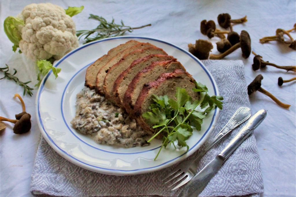 Seitan loaf with forest mushroom sauce - Climate Friendly Veggie Food