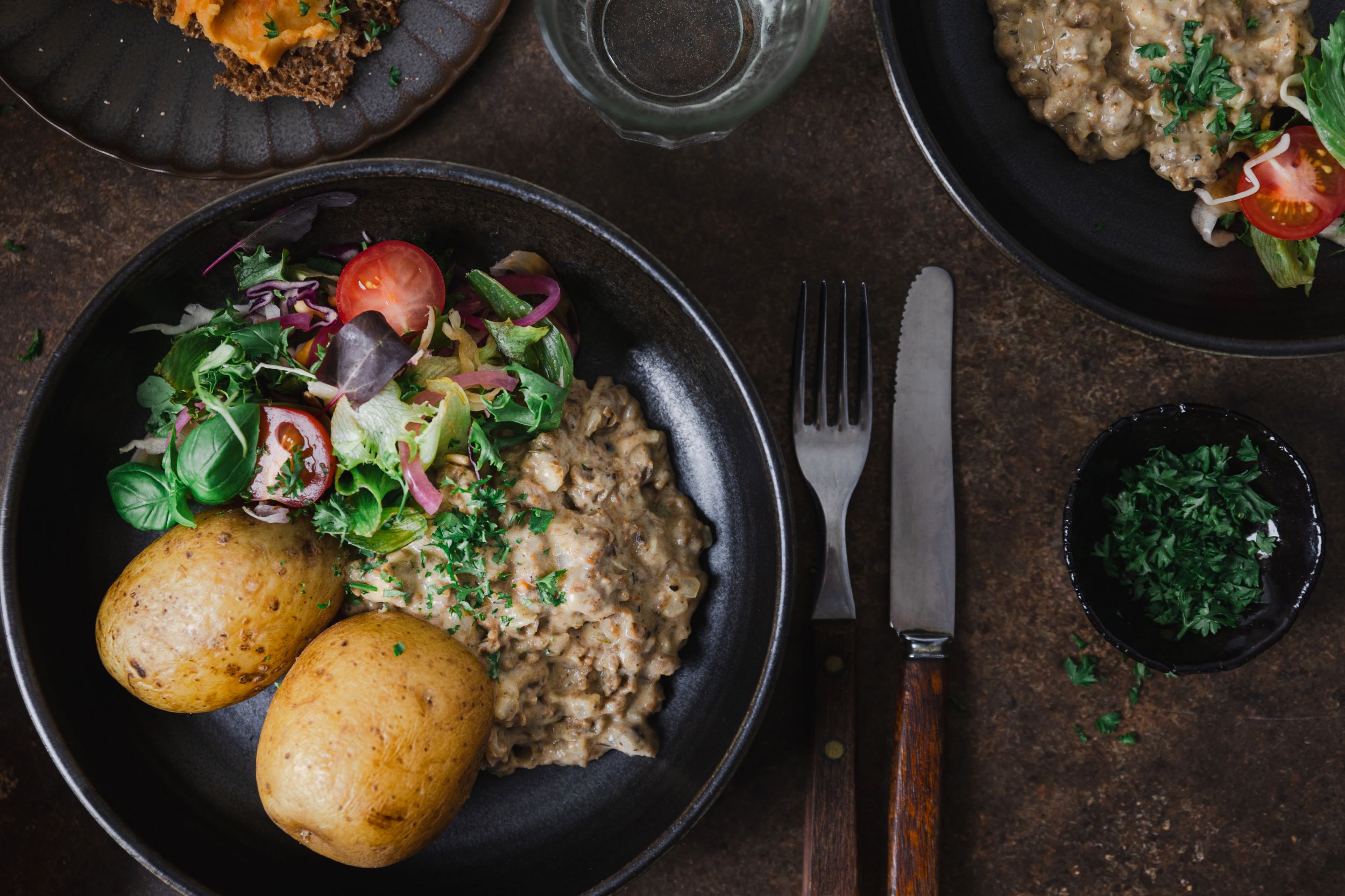 Broad bean strips in rich sauce - Climate Friendly Veggie Food