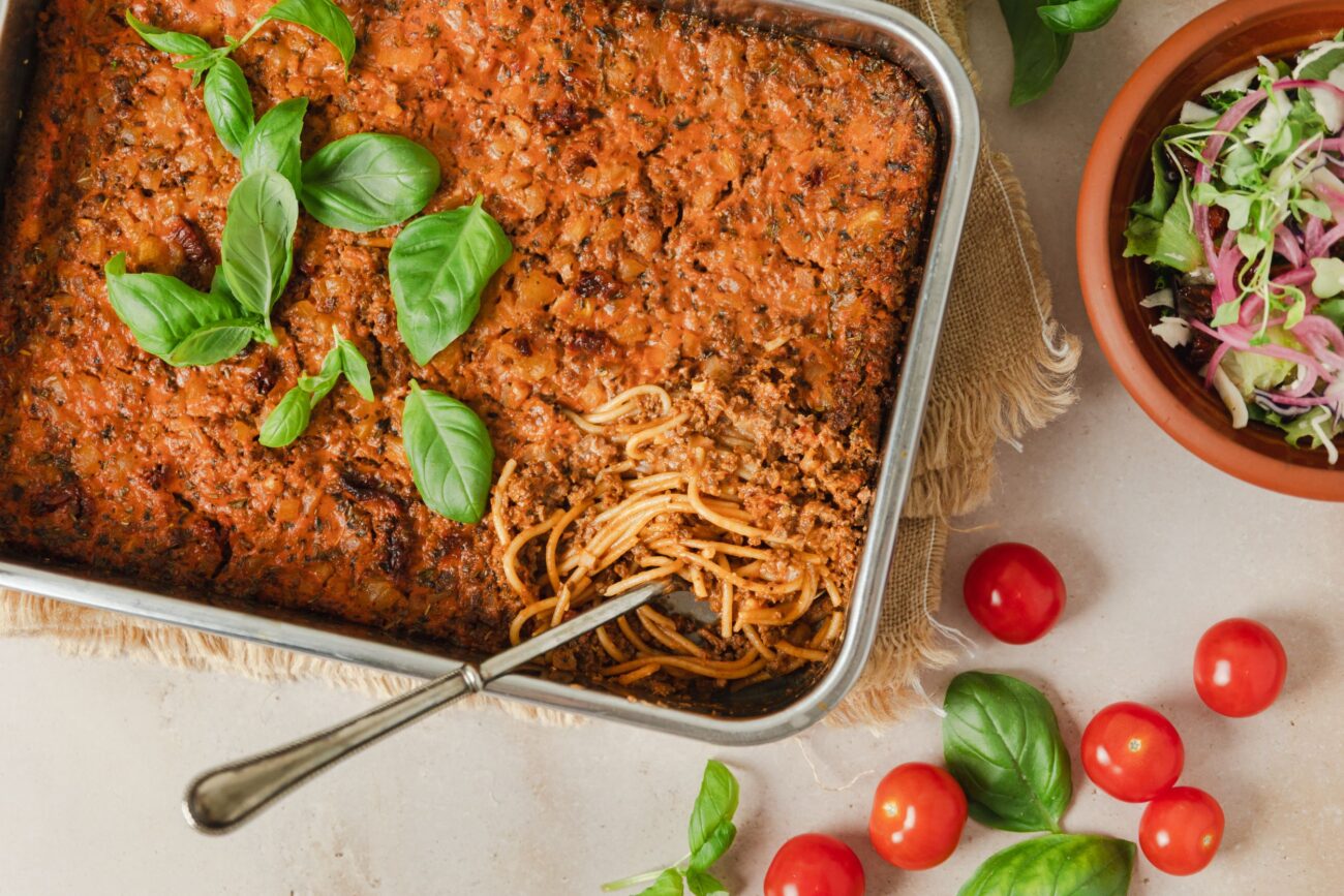 Baked spaghetti with tomato and herbs